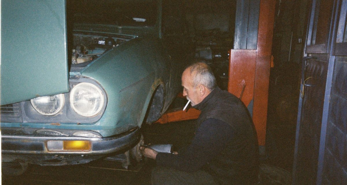 Werkstattmitarbeiter bei der Fahrzeugreparatur