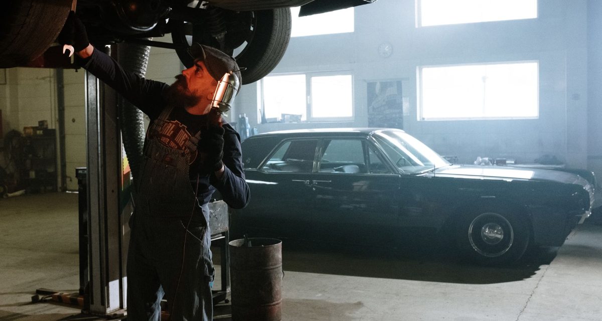 Mechaniker arbeitet unter der Motorhaube