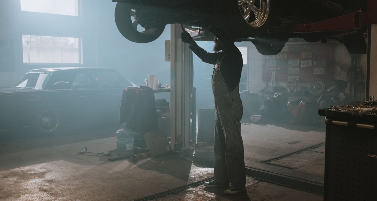 Autowerkstatt mit Fahrzeug auf der Hebebühne